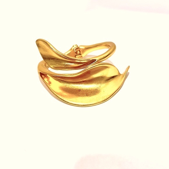 ZARA Contemporary Calla Lilly Matte Gold Statement Bangle 🌟GORGEOUS 🌟 - Picture 7 of 7